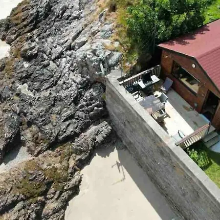 Cosy Portmor Log Cabin- Sea Views, Deck & Relaxation *