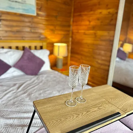 Cosy Portmor Log Cabin- Sea Views, Deck & Relaxation * Malin Head