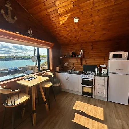 Cosy Portmor Log Cabin- Sea Views, Deck & Relaxation *