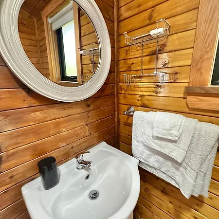 Cosy Portmor Log Cabin- Sea Views, Deck & Relaxation Apartmán