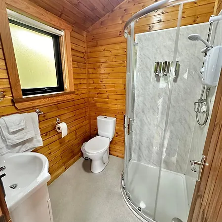 Cosy Portmor Log Cabin- Sea Views, Deck & Relaxation Apartamento *