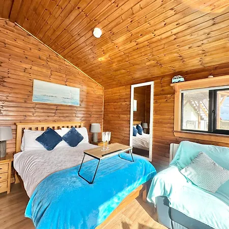 Cosy Portmor Log Cabin- Sea Views, Deck & Relaxation Malin Head