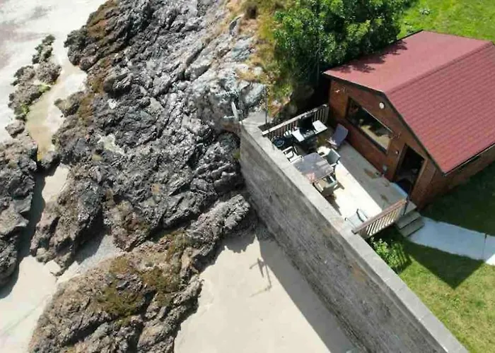 Cosy Portmor Log Cabin- Sea Views, Deck & Relaxation *