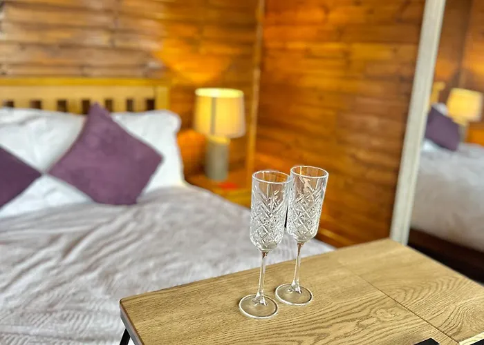 Cosy Portmor Log Cabin- Sea Views, Deck & Relaxation * Malin Head