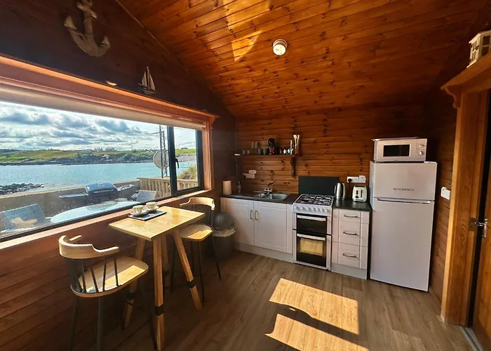 Cosy Portmor Log Cabin- Sea Views, Deck & Relaxation *