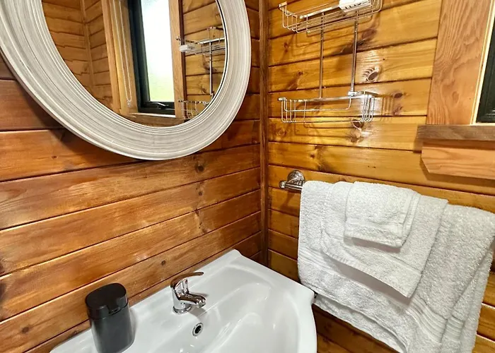 Cosy Portmor Log Cabin- Sea Views, Deck & Relaxation Appartement