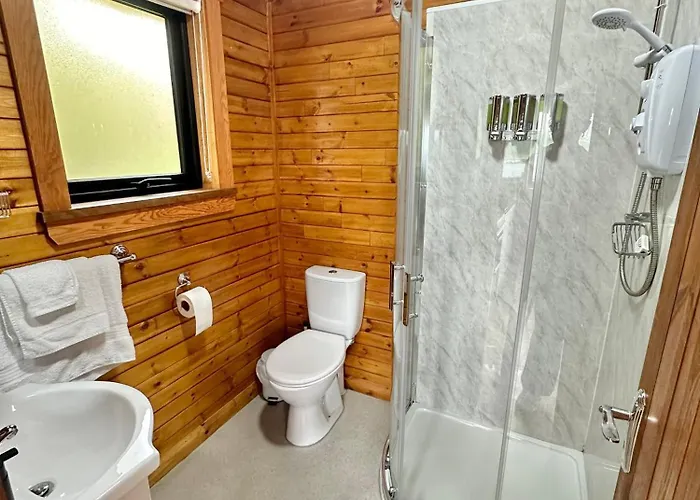 Cosy Portmor Log Cabin- Sea Views, Deck & Relaxation Appartement *