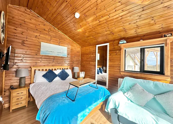 Cosy Portmor Log Cabin- Sea Views, Deck & Relaxation Malin Head